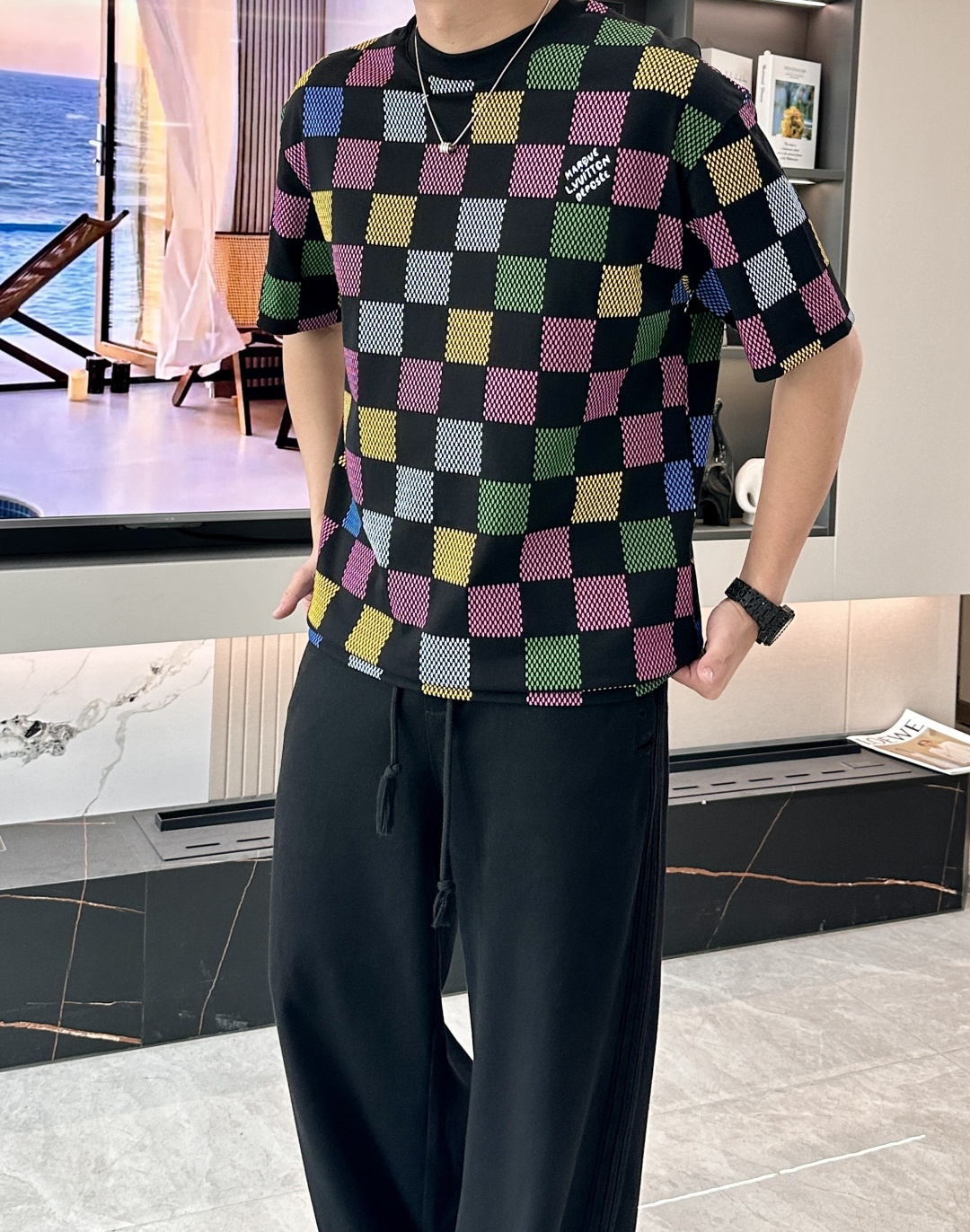 · Lv 2026春夏新款首发专柜最新款短袖T恤 高端订制 设计前卫时尚！品牌logo重工艺设计 高端定