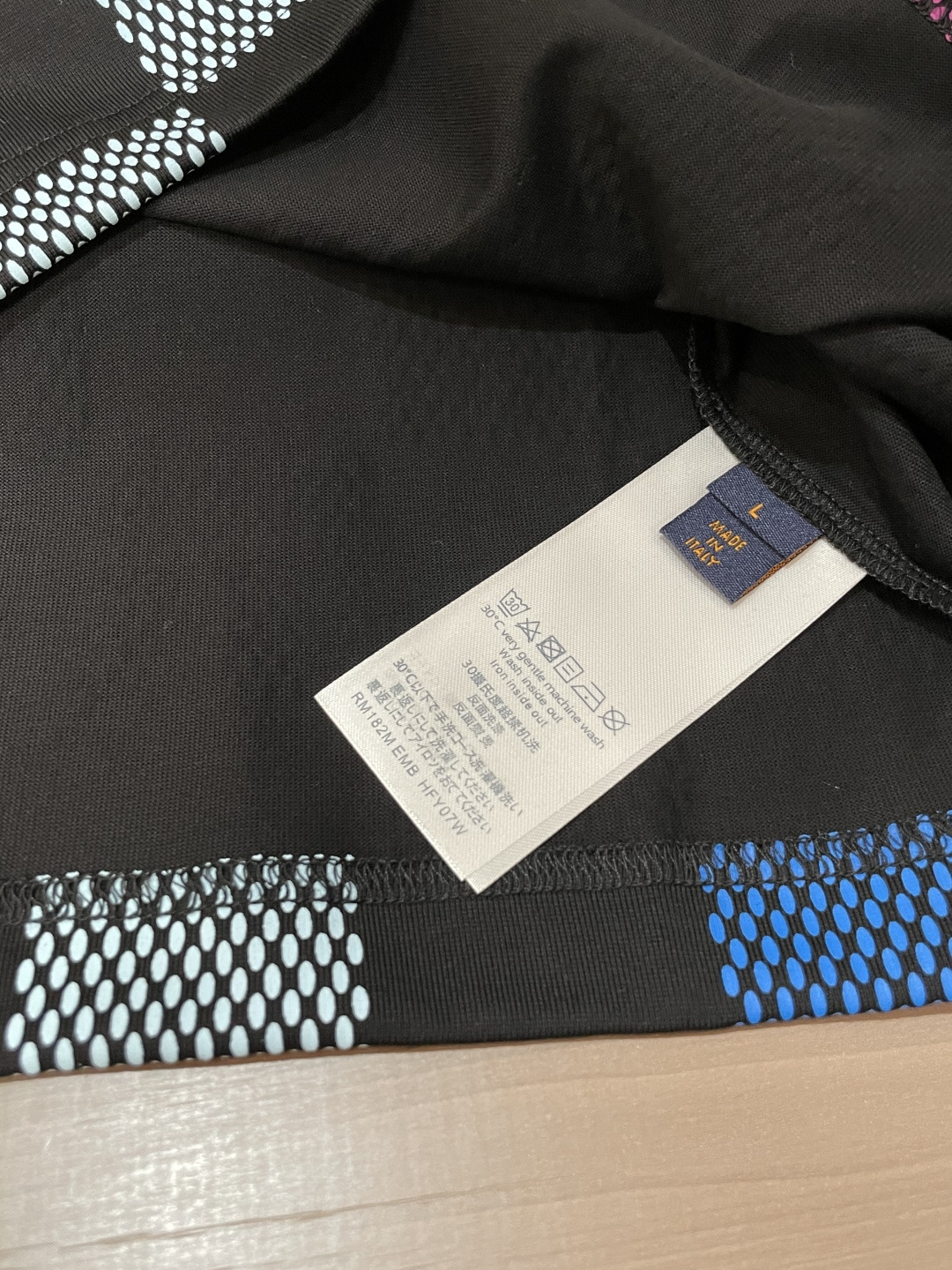 · Lv 2026春夏新款首发专柜最新款短袖T恤 高端订制 设计前卫时尚！品牌logo重工艺设计 高端定