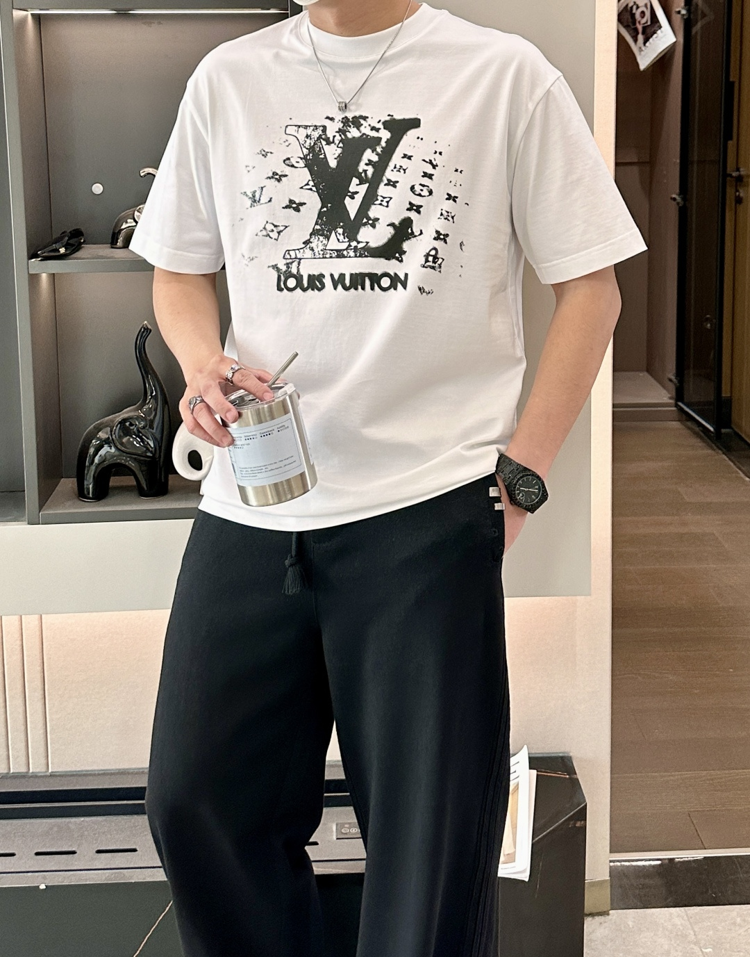 · Lv2026春夏新款首发专柜最新款短袖T恤 高端订制 设计前卫时尚！品牌logo重工艺设计 高端定制