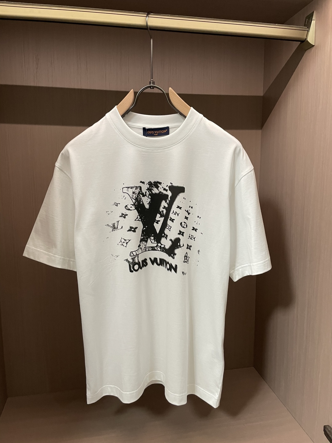 · Lv2026春夏新款首发专柜最新款短袖T恤 高端订制 设计前卫时尚！品牌logo重工艺设计 高端定制