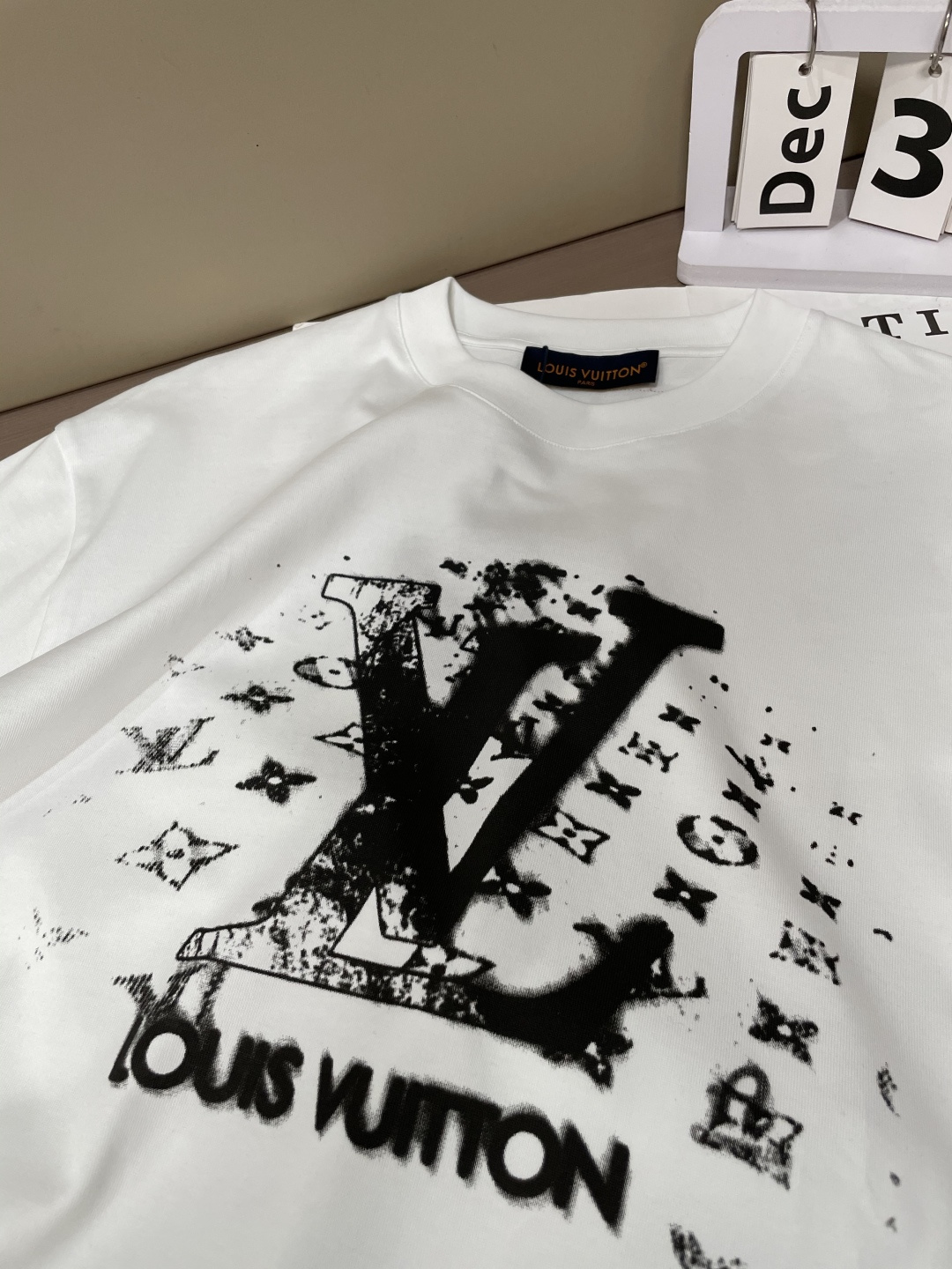 · Lv2026春夏新款首发专柜最新款短袖T恤 高端订制 设计前卫时尚！品牌logo重工艺设计 高端定制