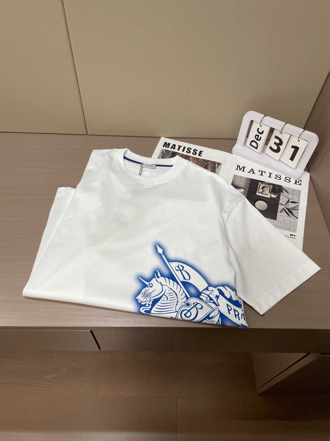 · Bur 2026春夏新款首发专柜最新款短袖T恤 高端订制 设计前卫时尚！品牌logo重工艺设计 高端