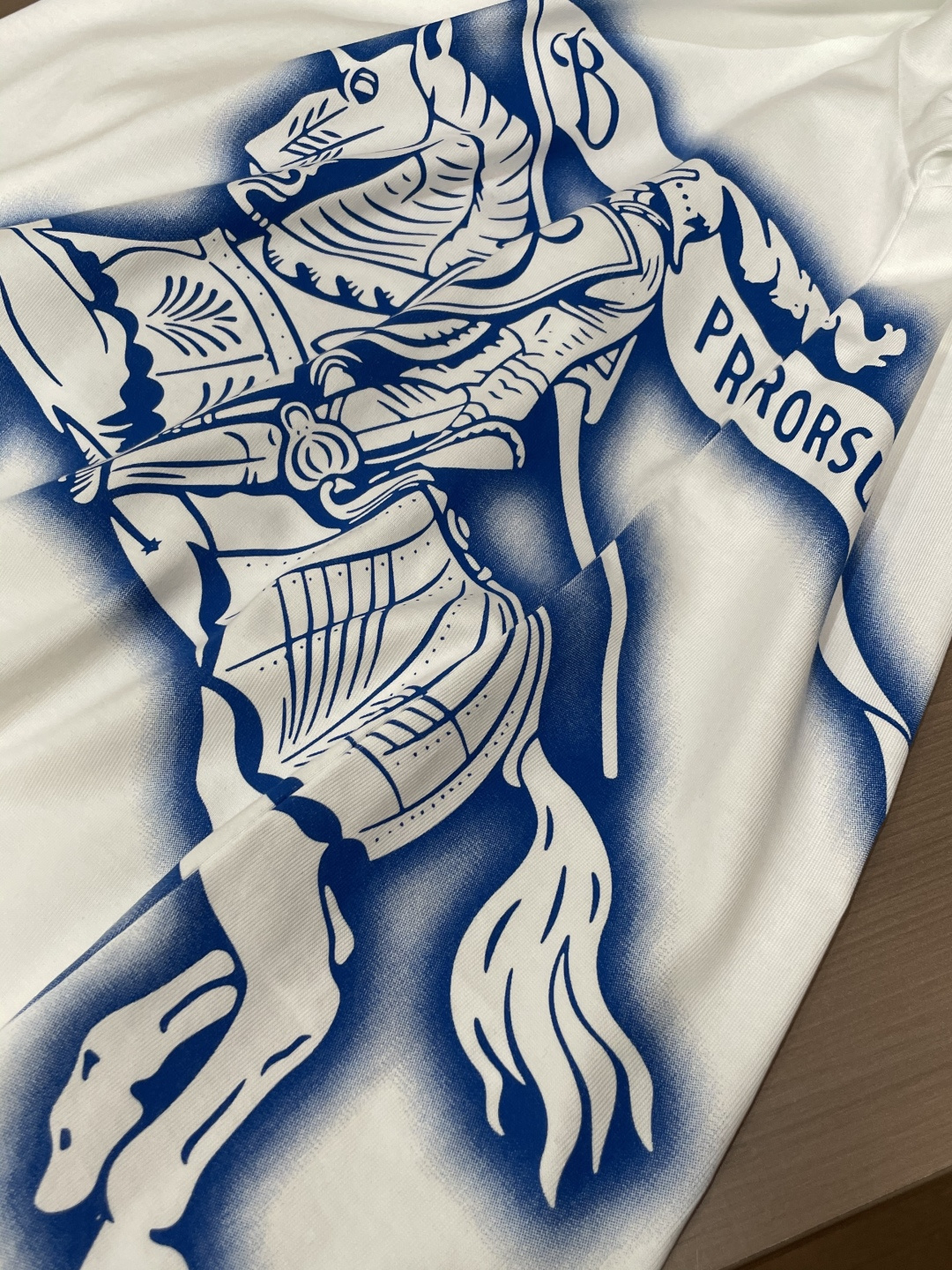 · Bur 2026春夏新款首发专柜最新款短袖T恤 高端订制 设计前卫时尚！品牌logo重工艺设计 高端