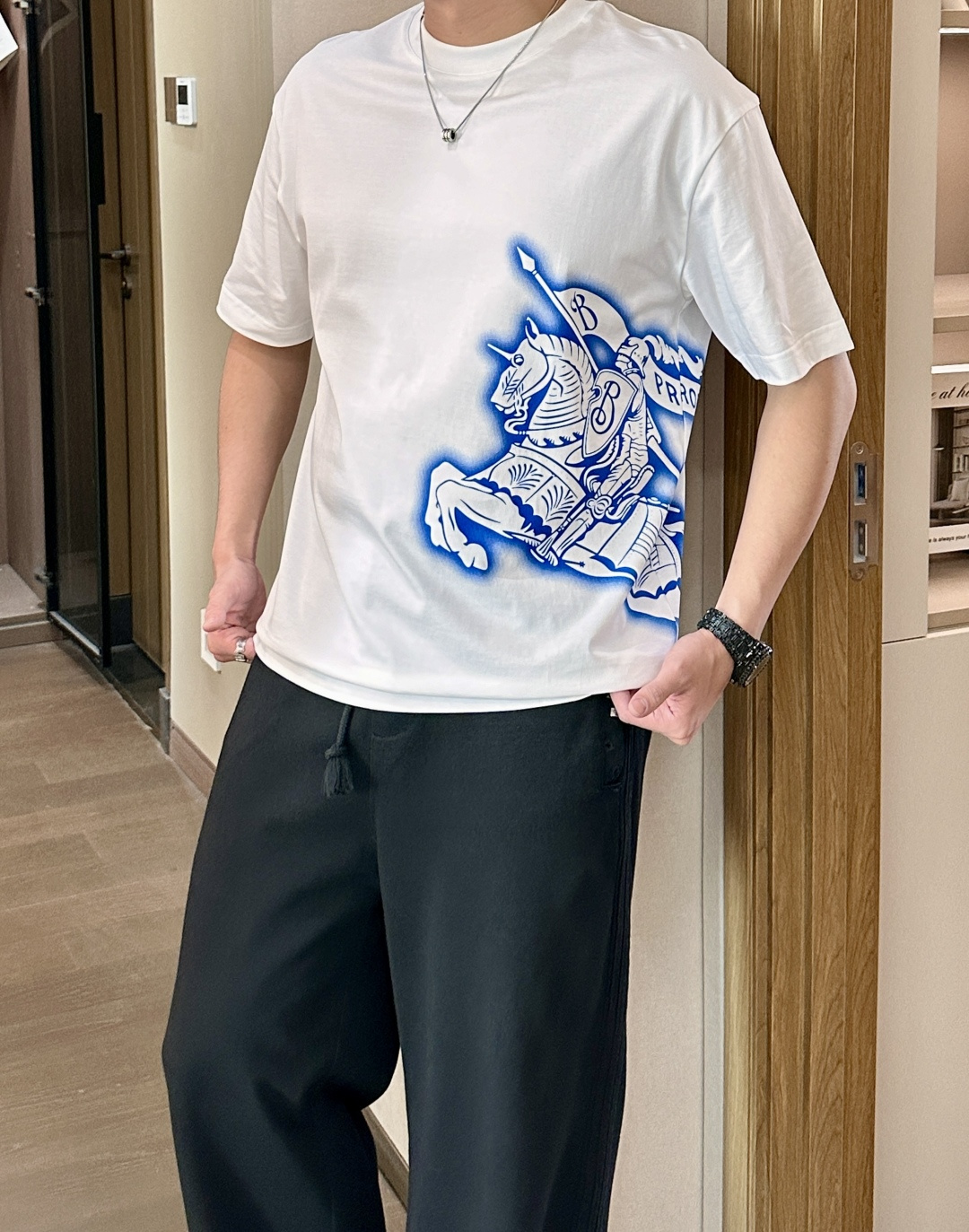 · Bur 2026春夏新款首发专柜最新款短袖T恤 高端订制 设计前卫时尚！品牌logo重工艺设计 高端