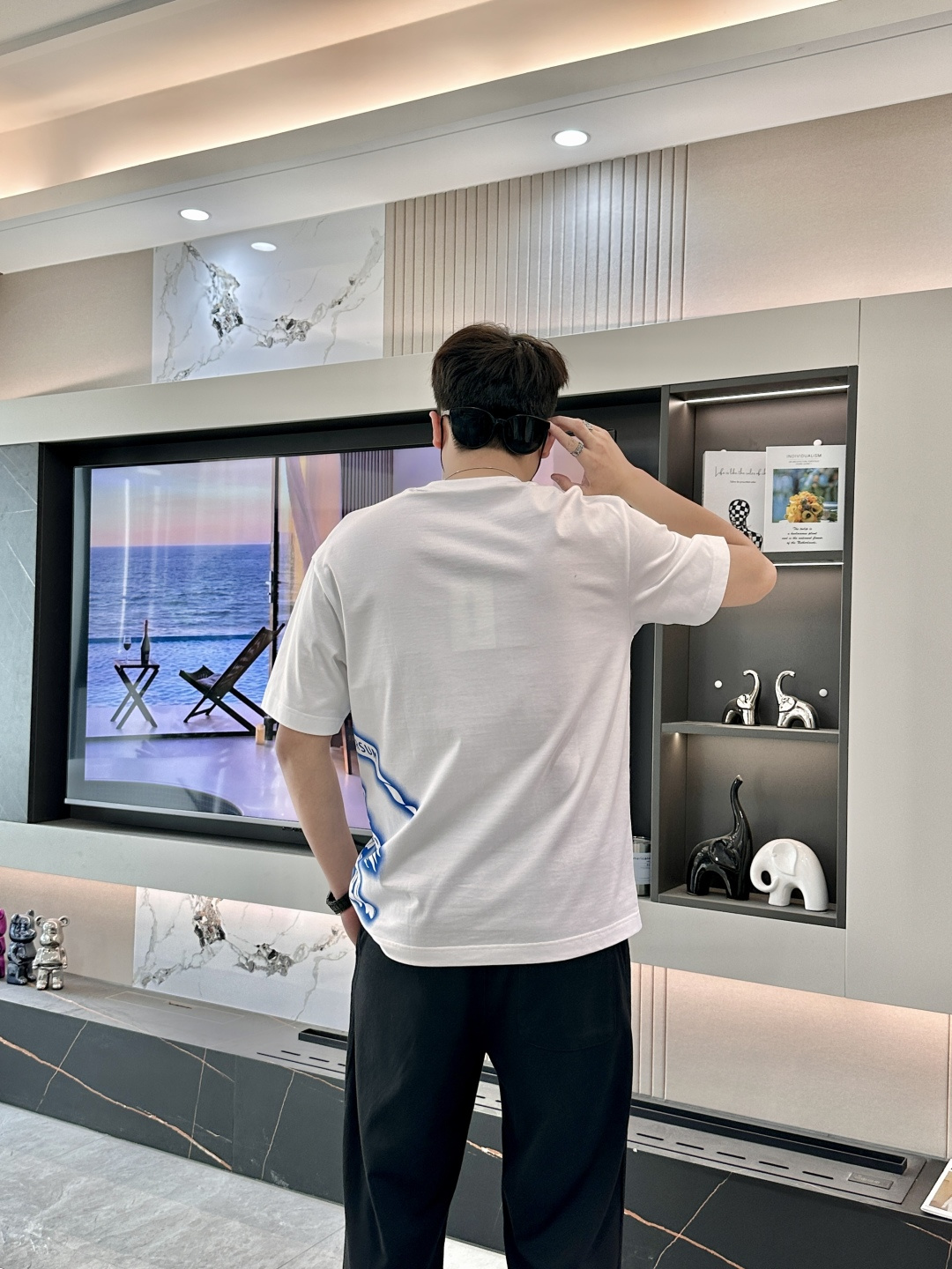 · Bur 2026春夏新款首发专柜最新款短袖T恤 高端订制 设计前卫时尚！品牌logo重工艺设计 高端