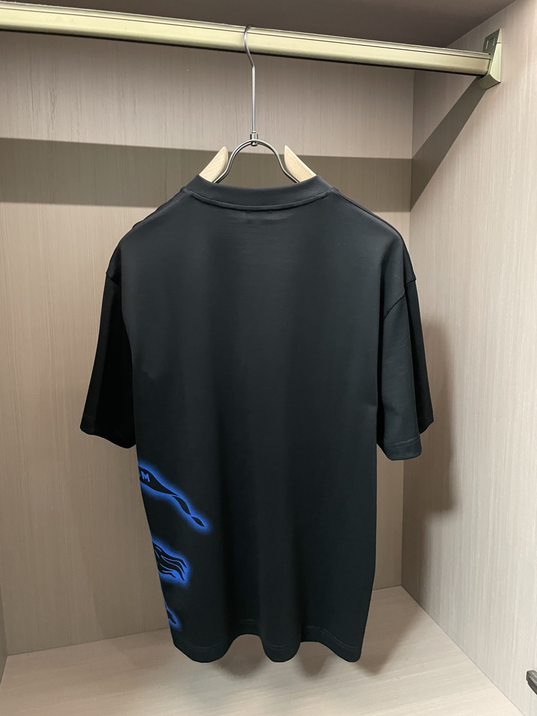 · Bur 2026春夏新款首发专柜最新款短袖T恤 高端订制 设计前卫时尚！品牌logo重工艺设计 高端