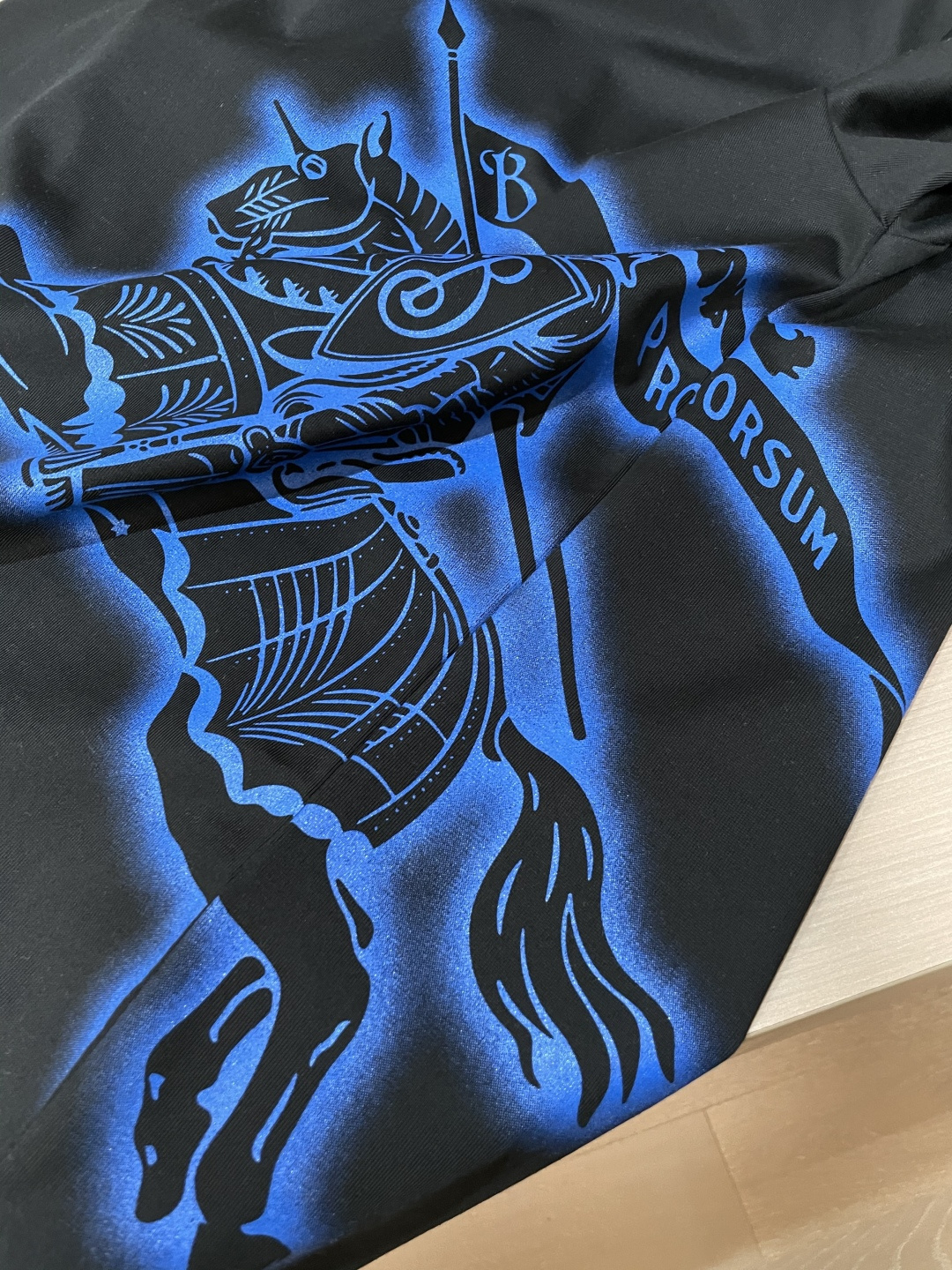 · Bur 2026春夏新款首发专柜最新款短袖T恤 高端订制 设计前卫时尚！品牌logo重工艺设计 高端