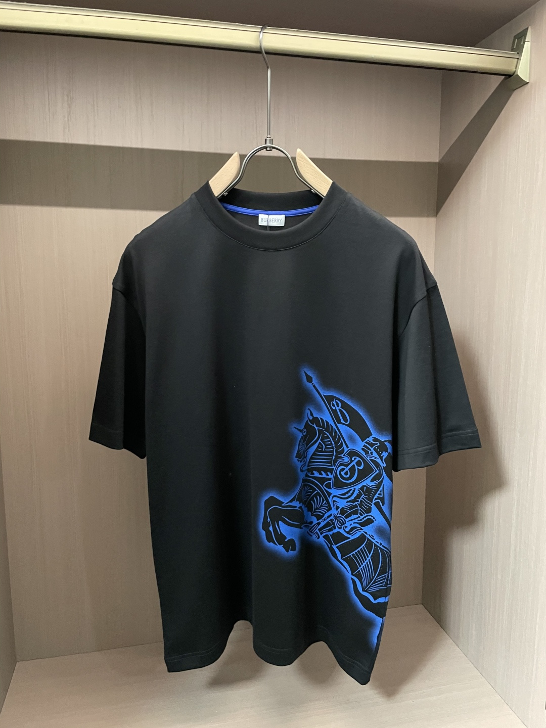 · Bur 2026春夏新款首发专柜最新款短袖T恤 高端订制 设计前卫时尚！品牌logo重工艺设计 高端