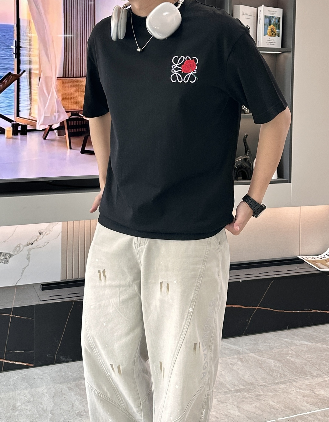 · Loewe 2026春夏新款首发专柜最新款短袖T恤 高端订制 设计前卫时尚！品牌logo重工艺设计 