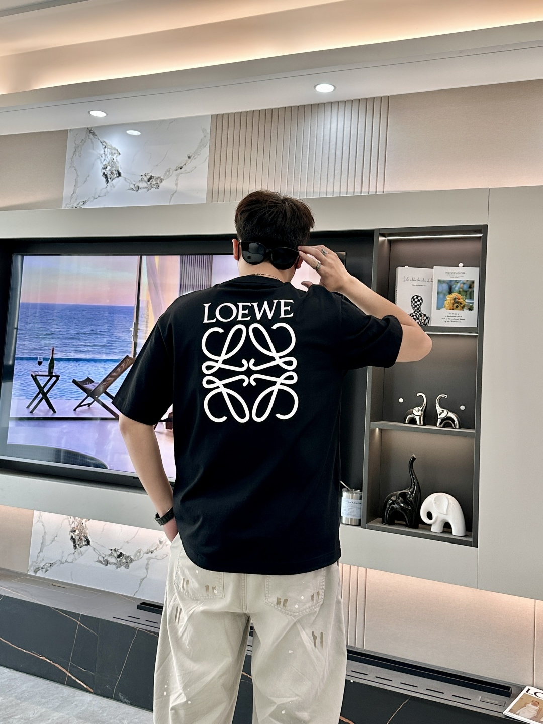 · Loewe 2026春夏新款首发专柜最新款短袖T恤 高端订制 设计前卫时尚！品牌logo重工艺设计 