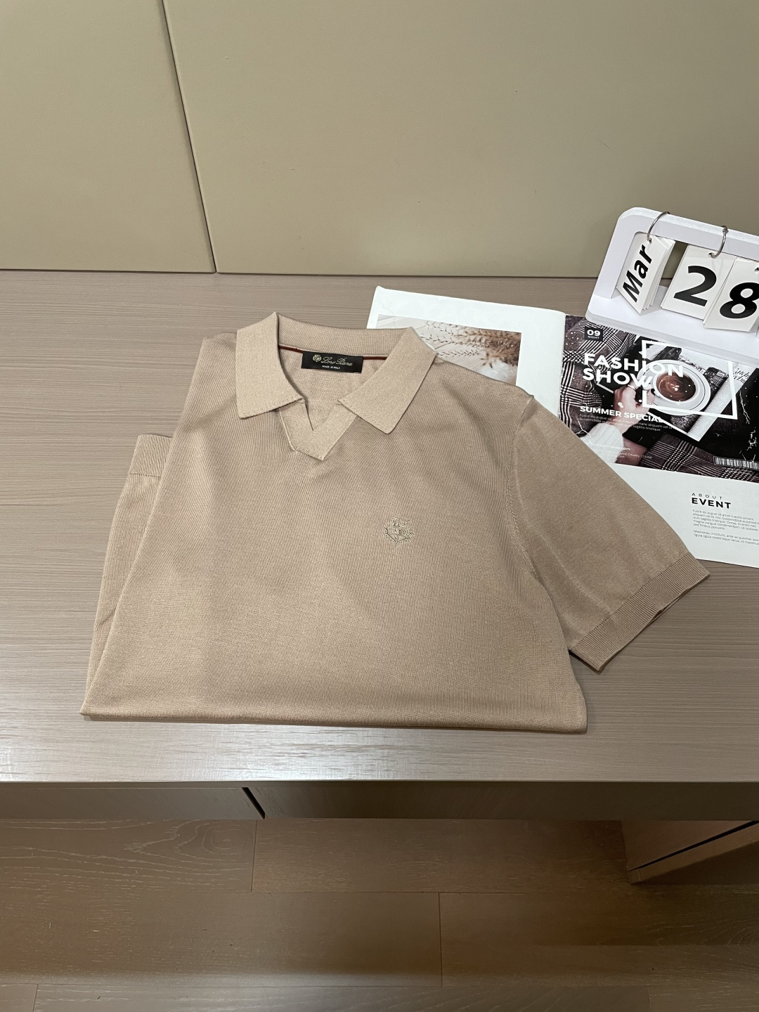 loro Piana家 2026春夏最新男士无纽扣翻领短袖针织衫，精选针织棉与天丝混纺面料制成， 80支