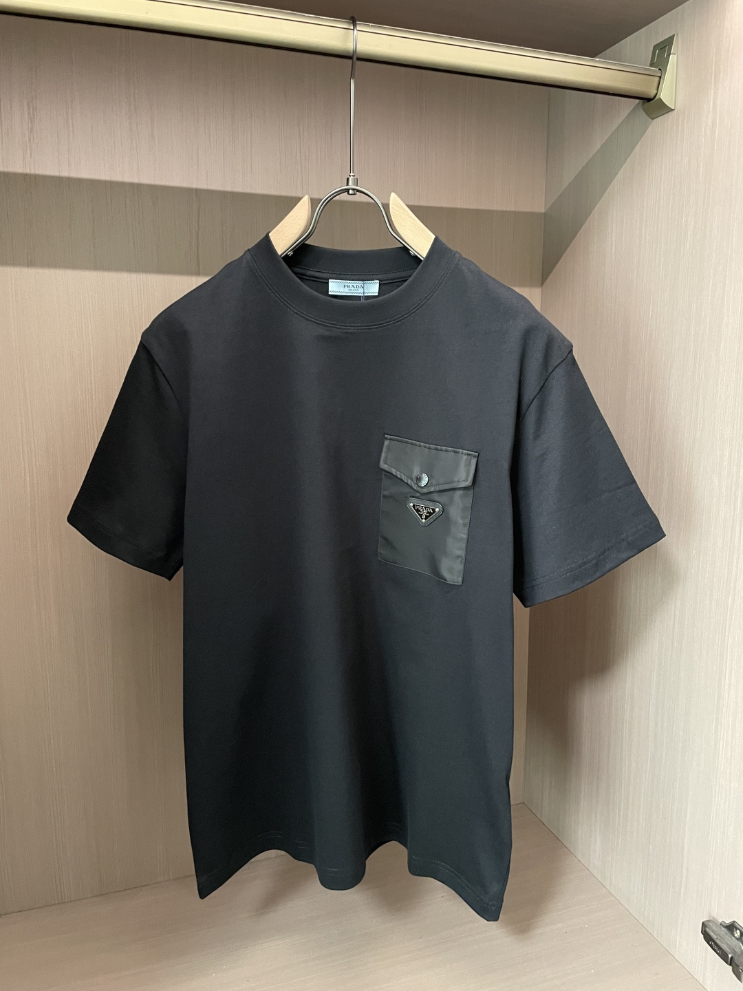 Prad 2026春夏新款首发专柜最新款短袖圆领T恤 高端订制 设计前卫时尚！品牌logo重工艺设计 高