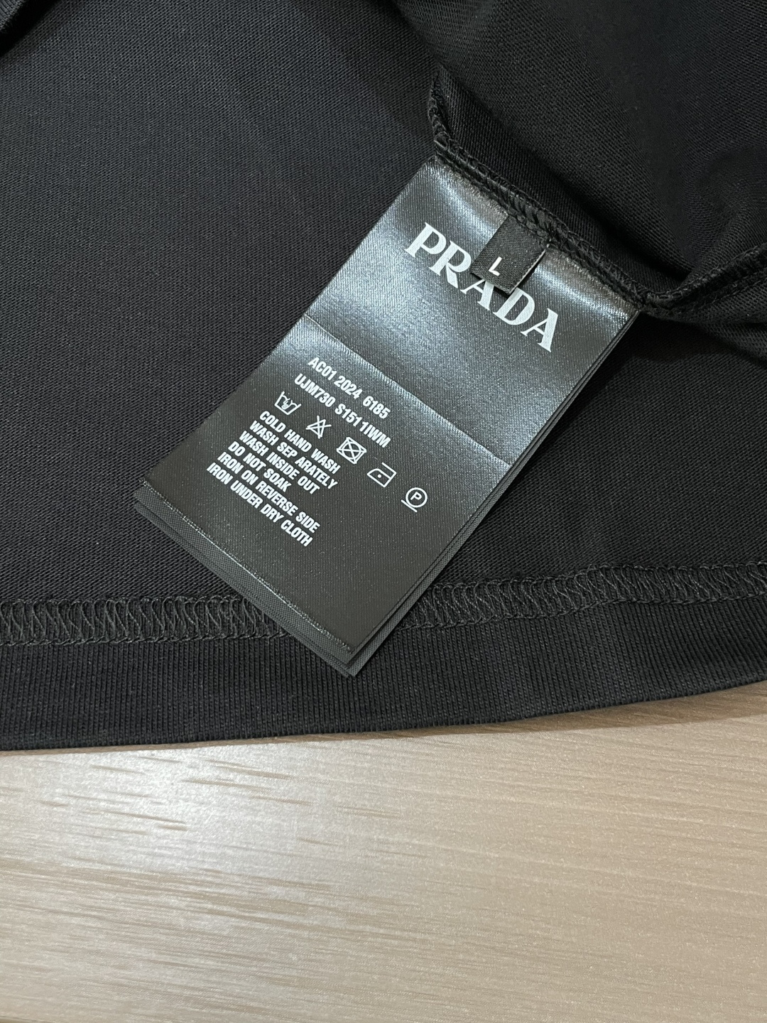 Prad 2026春夏新款首发专柜最新款短袖圆领T恤 高端订制 设计前卫时尚！品牌logo重工艺设计 高