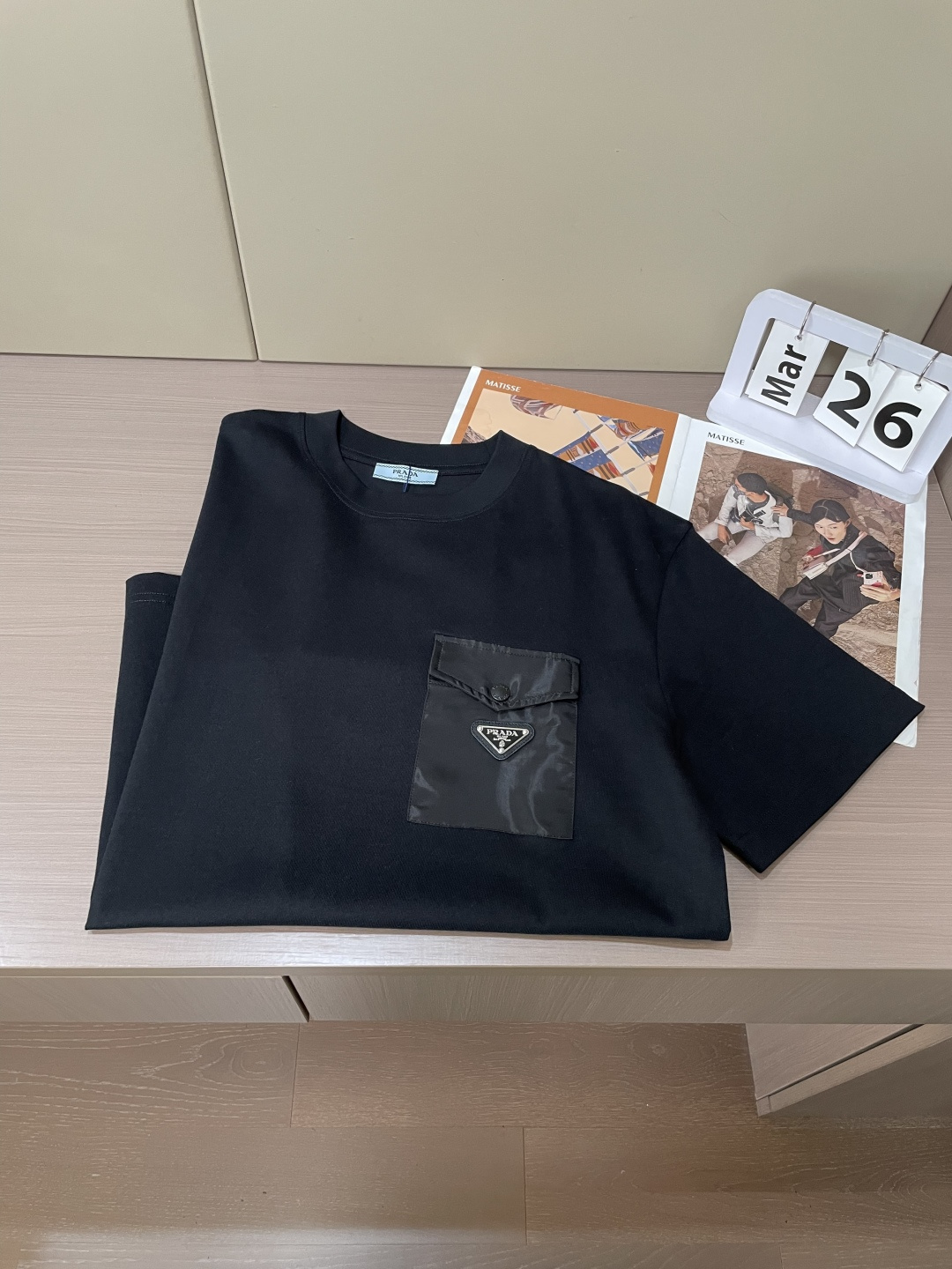 Prad 2026春夏新款首发专柜最新款短袖圆领T恤 高端订制 设计前卫时尚！品牌logo重工艺设计 高