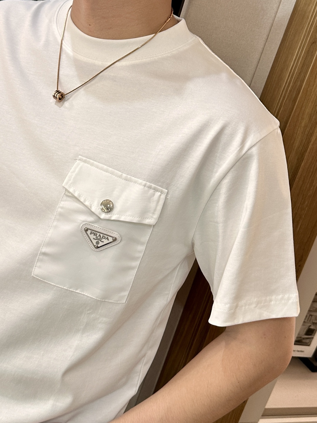 Prad 2026春夏新款首发专柜最新款短袖圆领T恤 高端订制 设计前卫时尚！品牌logo重工艺设计 高