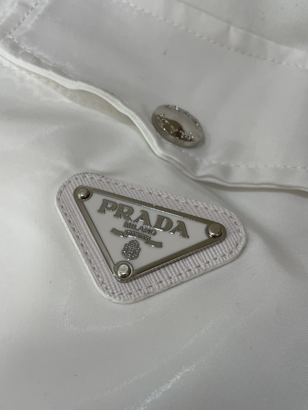 Prad 2026春夏新款首发专柜最新款短袖圆领T恤 高端订制 设计前卫时尚！品牌logo重工艺设计 高