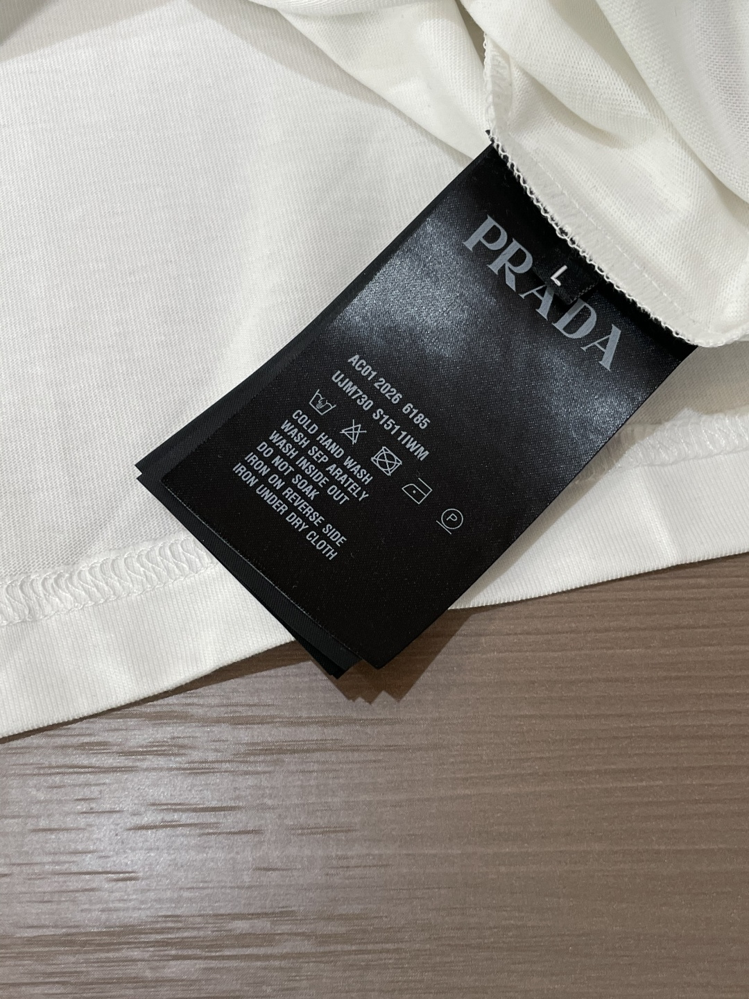 Prad 2026春夏新款首发专柜最新款短袖圆领T恤 高端订制 设计前卫时尚！品牌logo重工艺设计 高