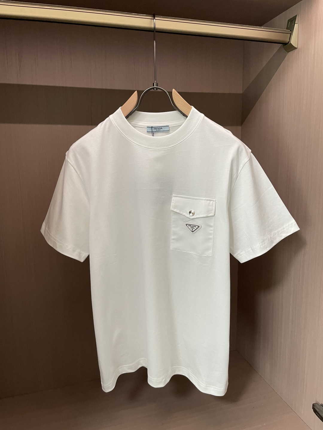 Prad 2026春夏新款首发专柜最新款短袖圆领T恤 高端订制 设计前卫时尚！品牌logo重工艺设计 高