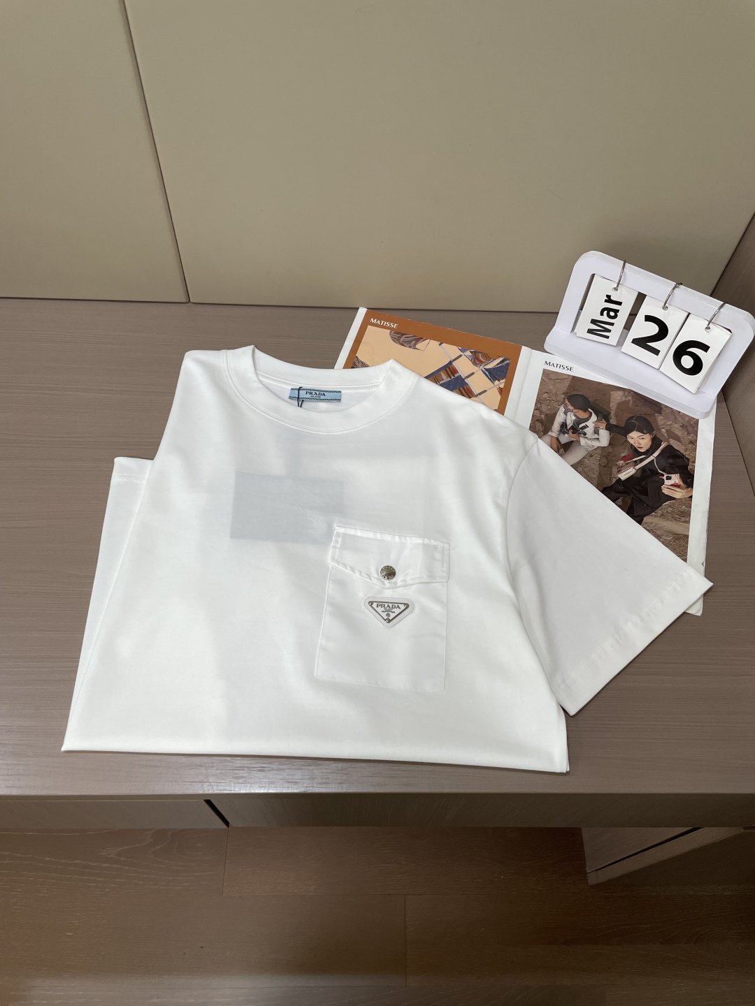 Prad 2026春夏新款首发专柜最新款短袖圆领T恤 高端订制 设计前卫时尚！品牌logo重工艺设计 高