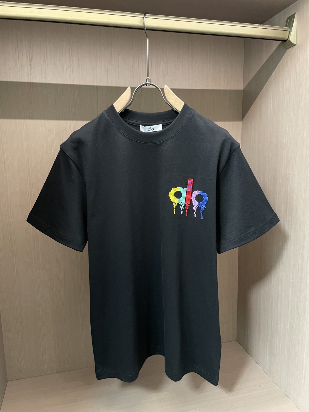 alo 2026春夏新款首发专柜最新款短袖圆领T恤 高端订制 设计前卫时尚！品牌logo重工艺设计 高端