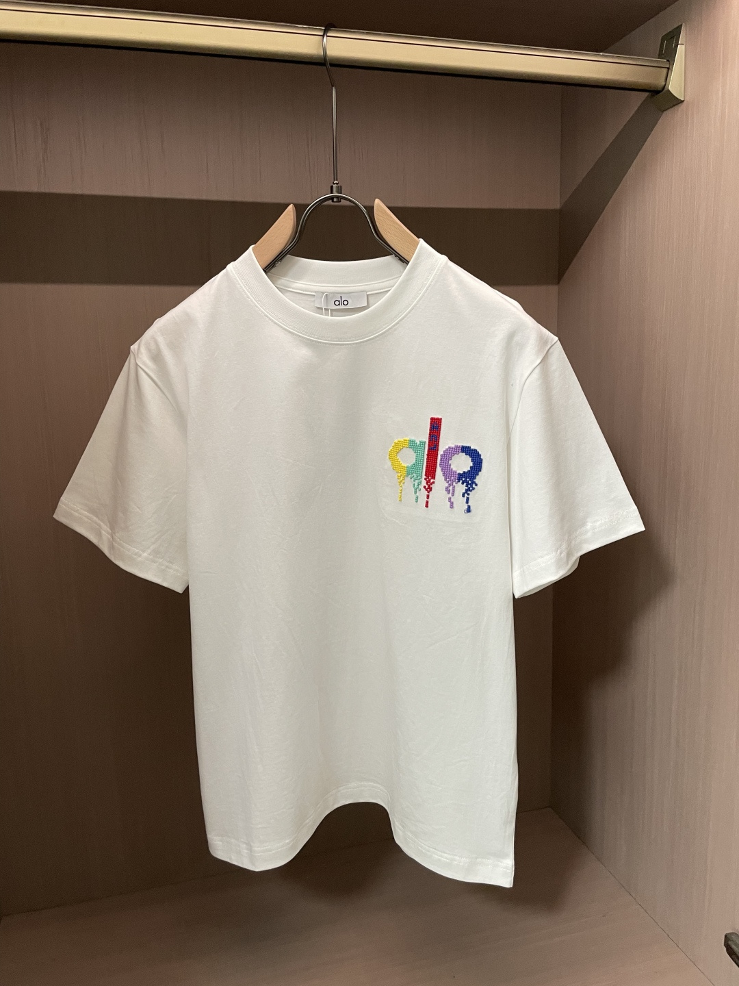 alo 2026春夏新款首发专柜最新款短袖圆领T恤 高端订制 设计前卫时尚！品牌logo重工艺设计 高端