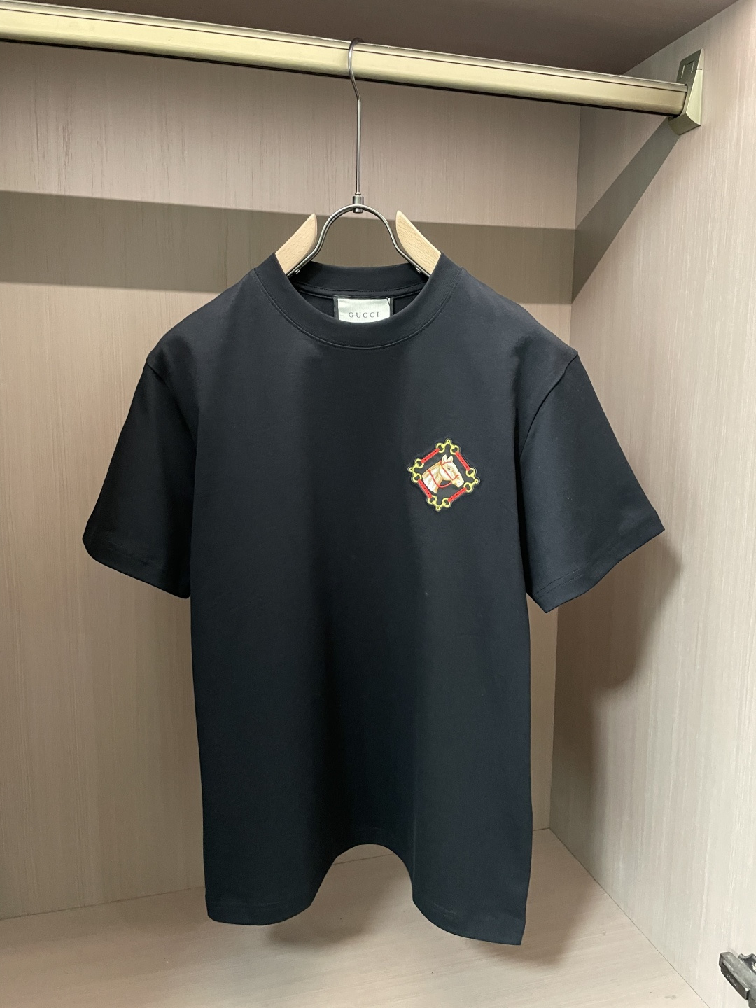 Gucc 2026春夏新款首发专柜最新款短袖圆领T恤 高端订制 设计前卫时尚！品牌logo重工艺设计 高
