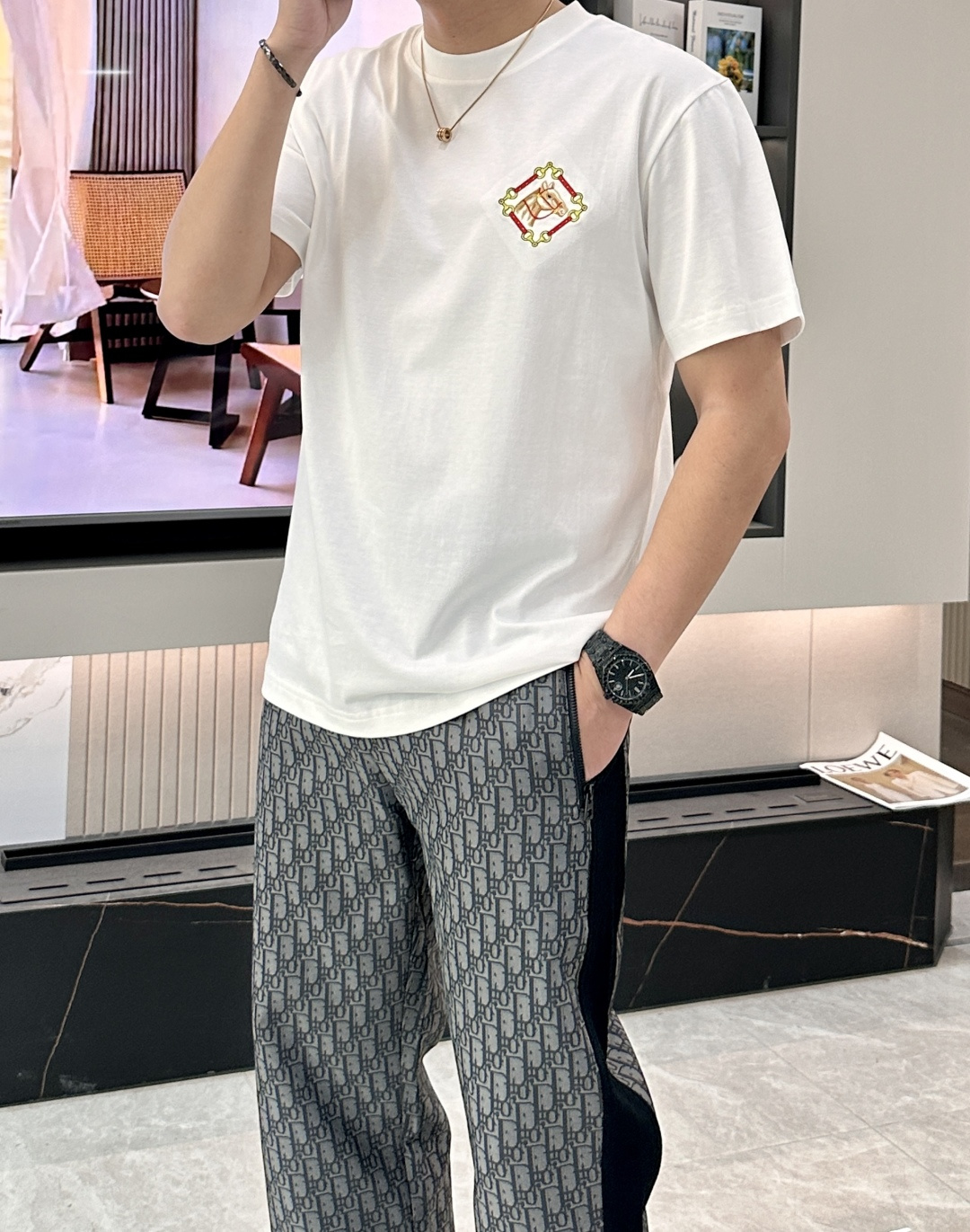 Gucc 2026春夏新款首发专柜最新款短袖圆领T恤 高端订制 设计前卫时尚！品牌logo重工艺设计 高