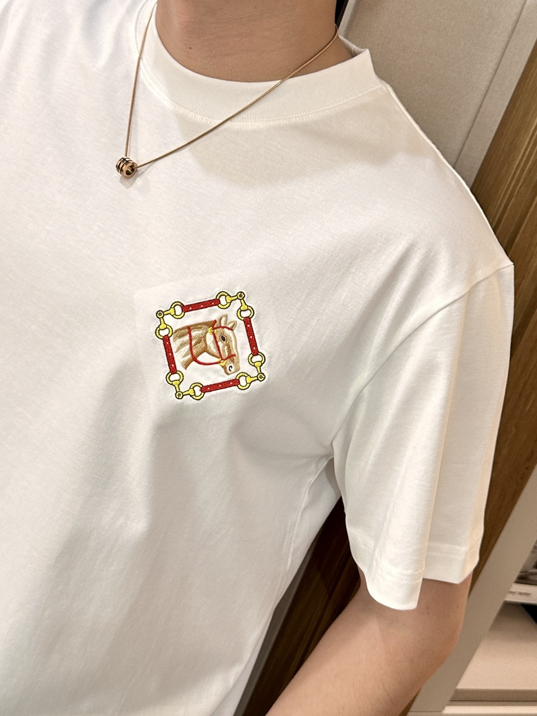 Gucc 2026春夏新款首发专柜最新款短袖圆领T恤 高端订制 设计前卫时尚！品牌logo重工艺设计 高