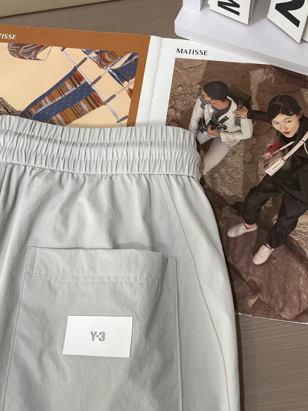 Y-3 2026最新系列男士休闲裤！采用客供弹力柔棉材质，柔软细腻，手感绝佳！品牌格调一览无余！极简主义