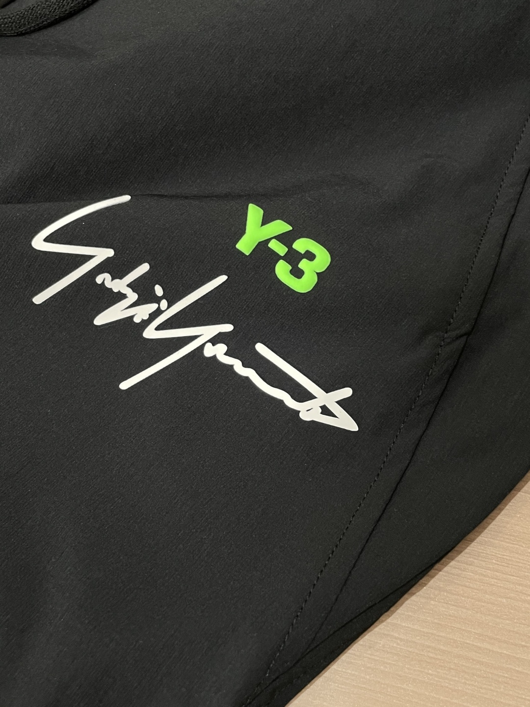 Y-3 2026最新系列男士休闲裤！采用客供弹力柔棉材质，柔软细腻，手感绝佳！品牌格调一览无余！极简主义