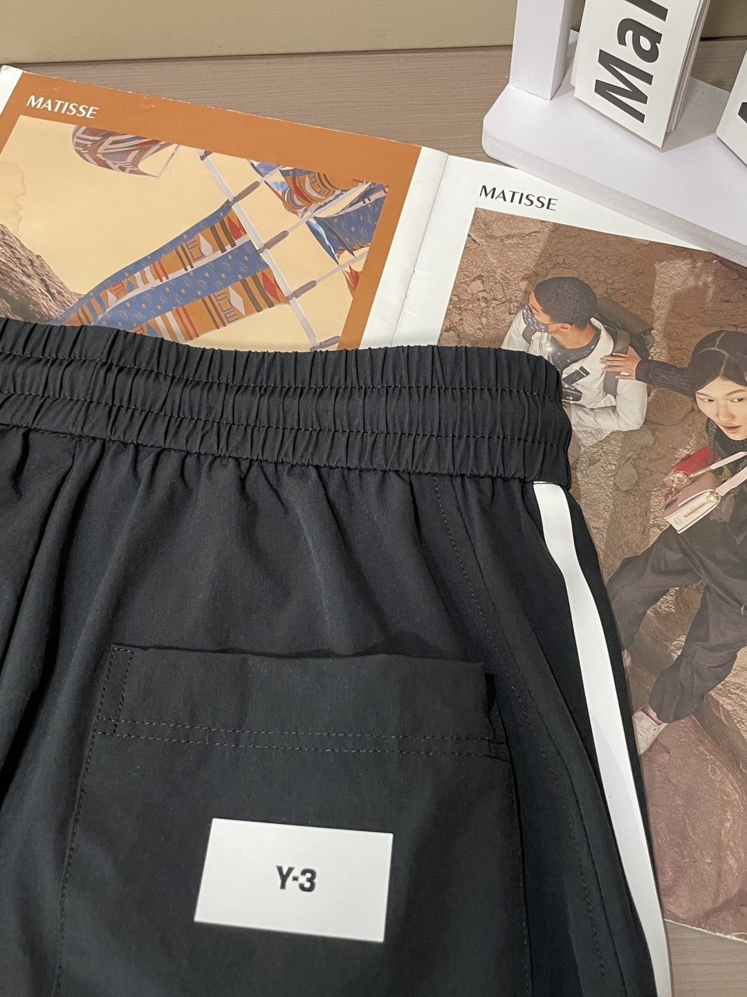 Y-3 2026最新系列男士休闲裤！采用客供弹力柔棉材质，柔软细腻，手感绝佳！品牌格调一览无余！极简主义