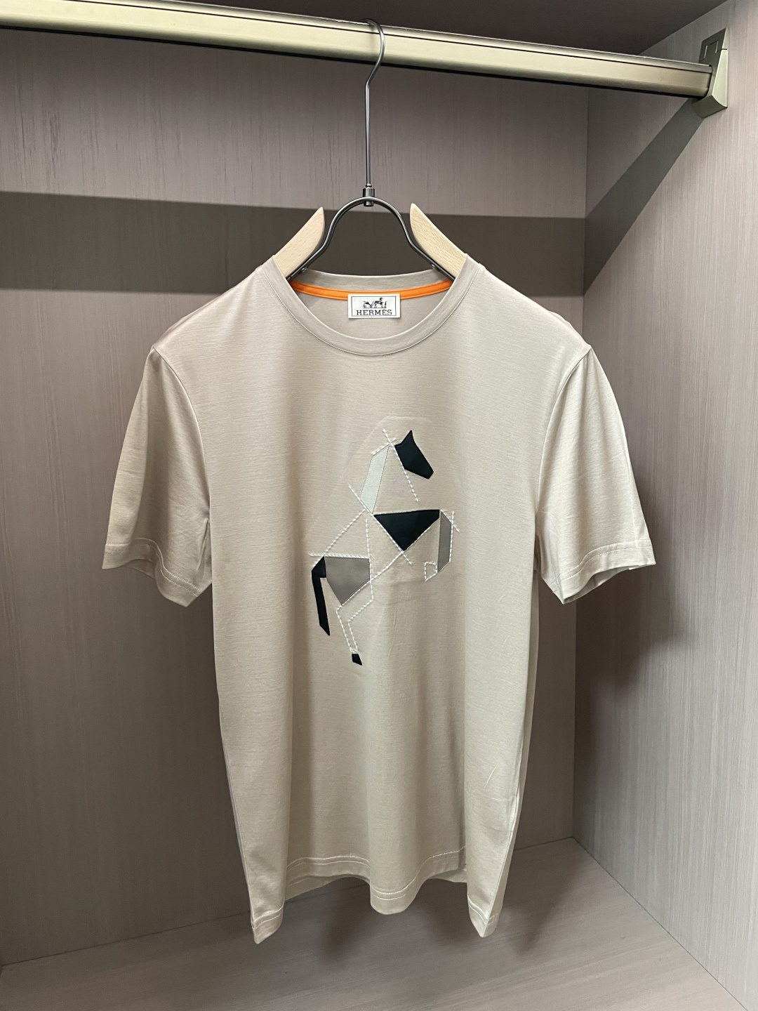 爱马仕家26SS早春短袖T恤甄选软糯亲肤的全棉面料制成，标准版圆领短袖裁剪，更适合日常穿着。简约不失设计