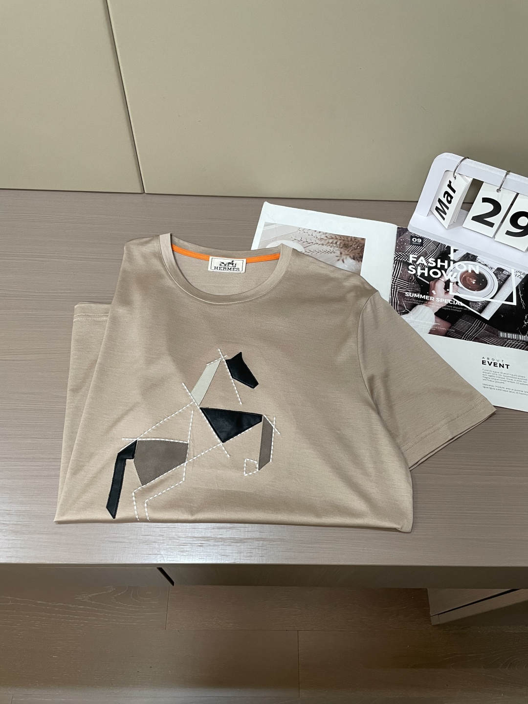 爱马仕家26SS早春短袖T恤甄选软糯亲肤的全棉面料制成，标准版圆领短袖裁剪，更适合日常穿着。简约不失设计