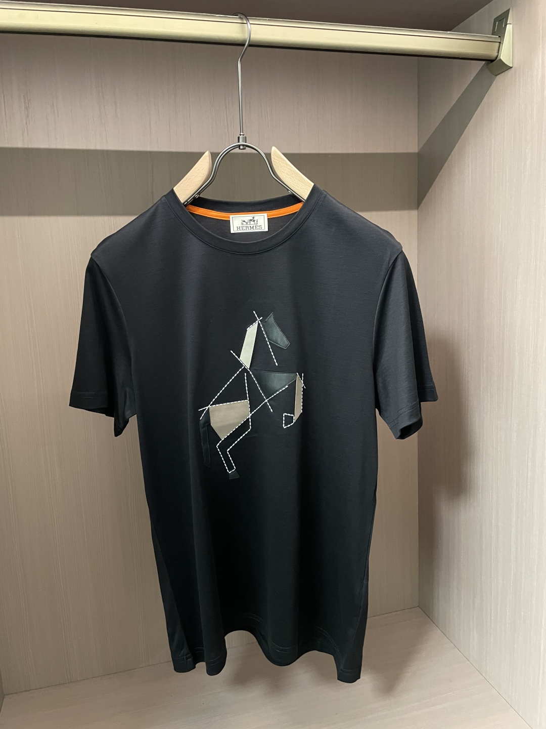 爱马仕家26SS早春短袖T恤甄选软糯亲肤的全棉面料制成，标准版圆领短袖裁剪，更适合日常穿着。简约不失设计
