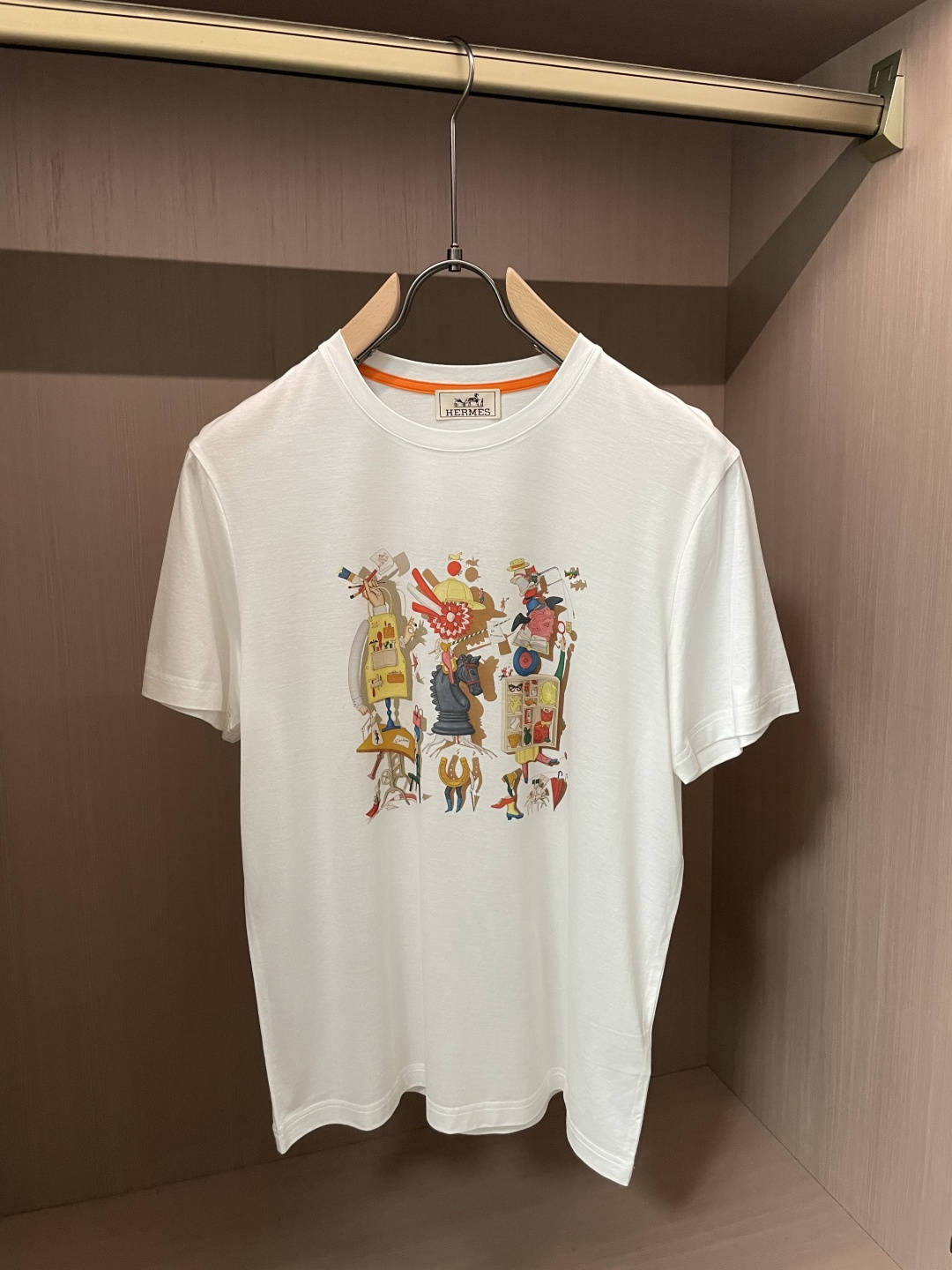 爱*仕 2026春夏最新马戏团印花男士圆领T恤衫，胸前极具代表性的马戏团图案，采用进口机数码印花，全棉数