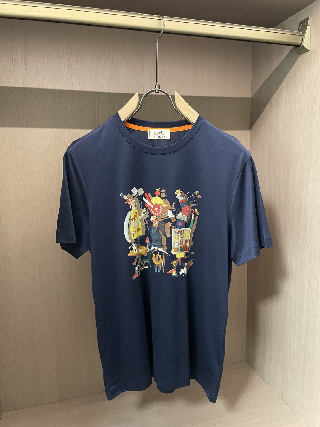 爱*仕 2026春夏最新马戏团印花男士圆领T恤衫，胸前极具代表性的马戏团图案，采用进口机数码印花，全棉数