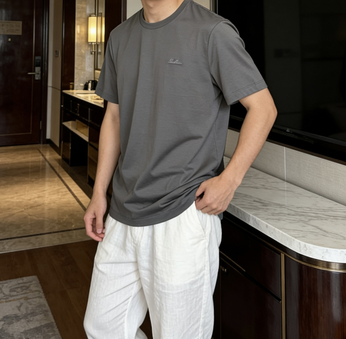 loro Piana家 2026春夏最新经典字母绣标男士圆领短袖T恤衫，休闲剪裁棉质运动衫，简单大方，胸