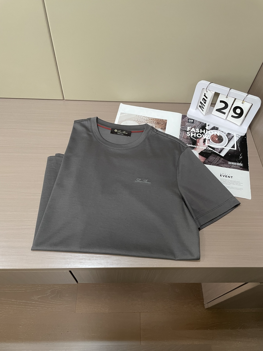 loro Piana家 2026春夏最新经典字母绣标男士圆领短袖T恤衫，休闲剪裁棉质运动衫，简单大方，胸