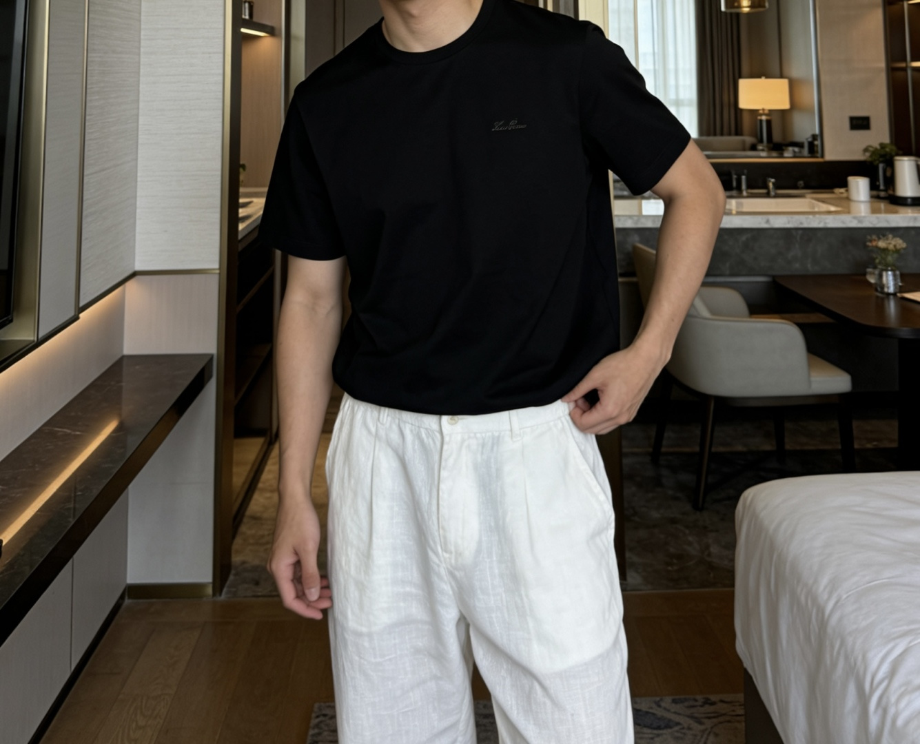 loro Piana家 2026春夏最新经典字母绣标男士圆领短袖T恤衫，休闲剪裁棉质运动衫，简单大方，胸