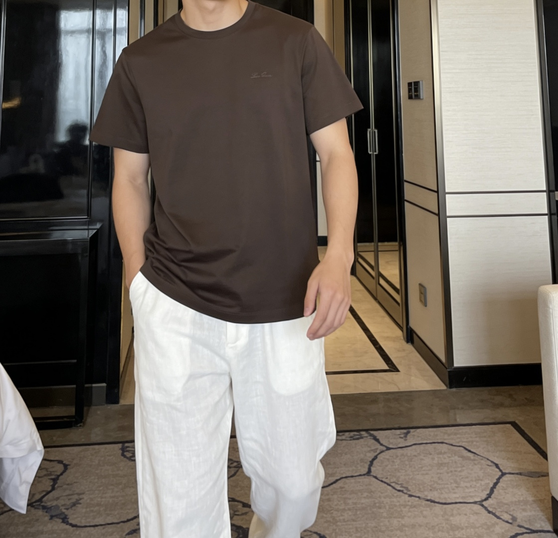 loro Piana家 2026春夏最新经典字母绣标男士圆领短袖T恤衫，休闲剪裁棉质运动衫，简单大方，胸