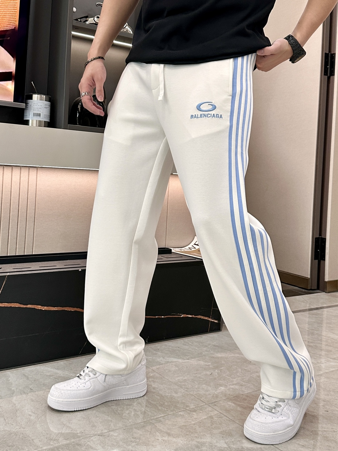 巴黎 2026最新系列男士休闲裤！采用客供弹力柔棉材质，柔软细腻，手感绝佳！品牌格调一览无余！极简主义设