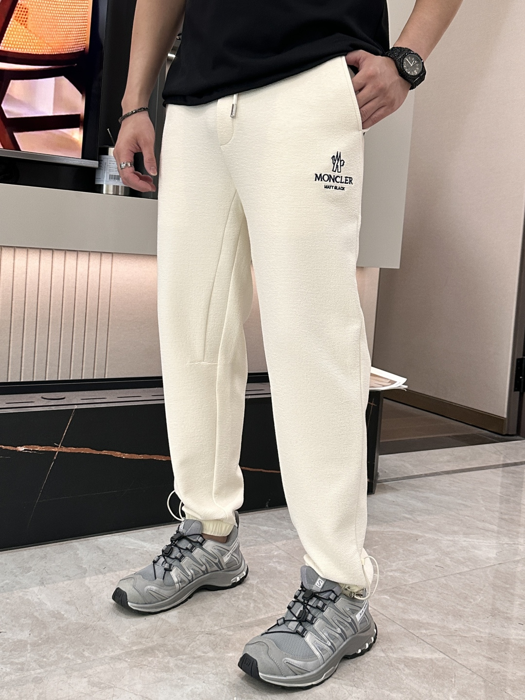 蒙口 2026最新系列男士休闲裤！采用客供弹力柔棉材质，柔软细腻，手感绝佳！品牌格调一览无余！极简主义设