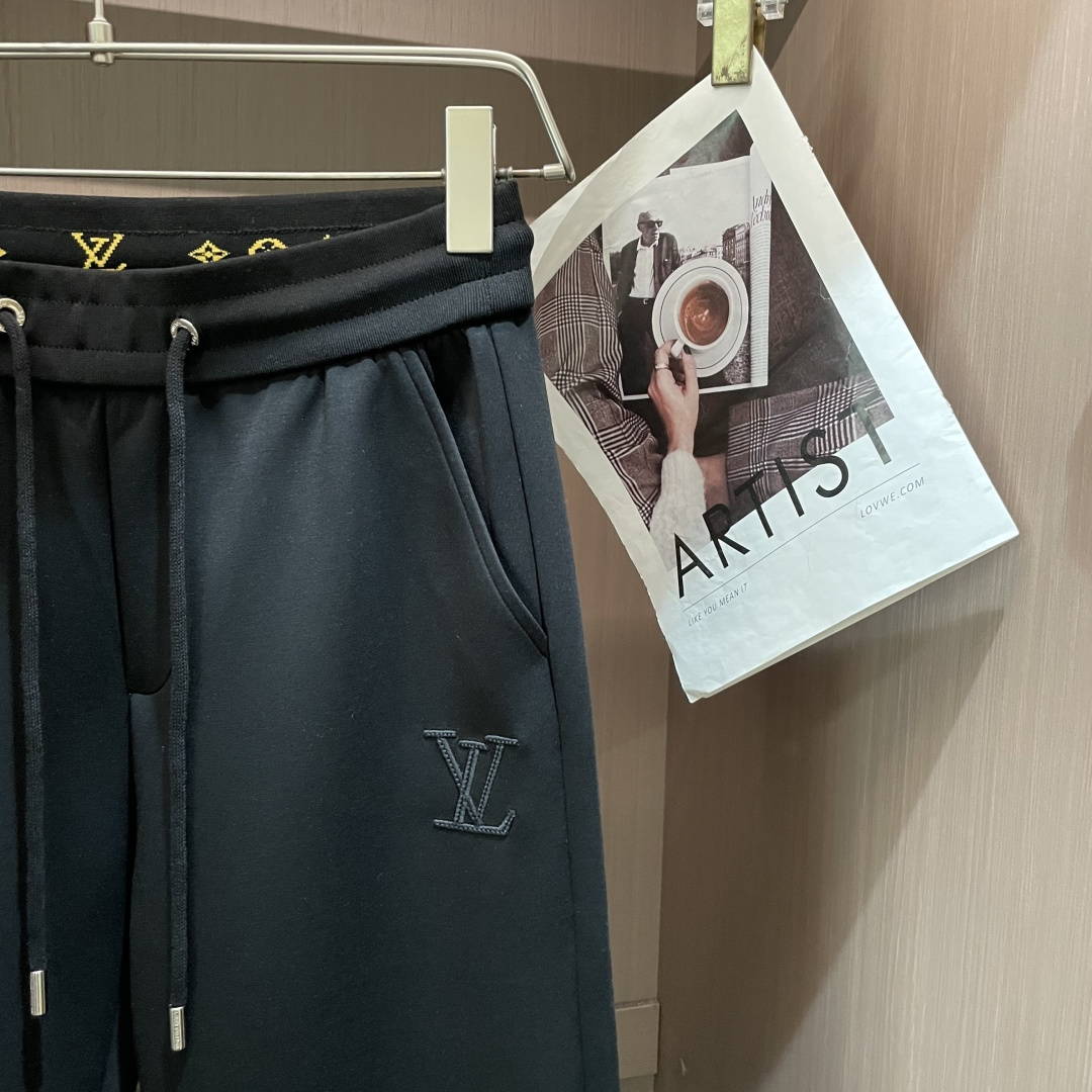 Lv 2026最新系列男士休闲裤！采用客供弹力柔棉材质，柔软细腻，手感绝佳！品牌格调一览无余！极简主义设