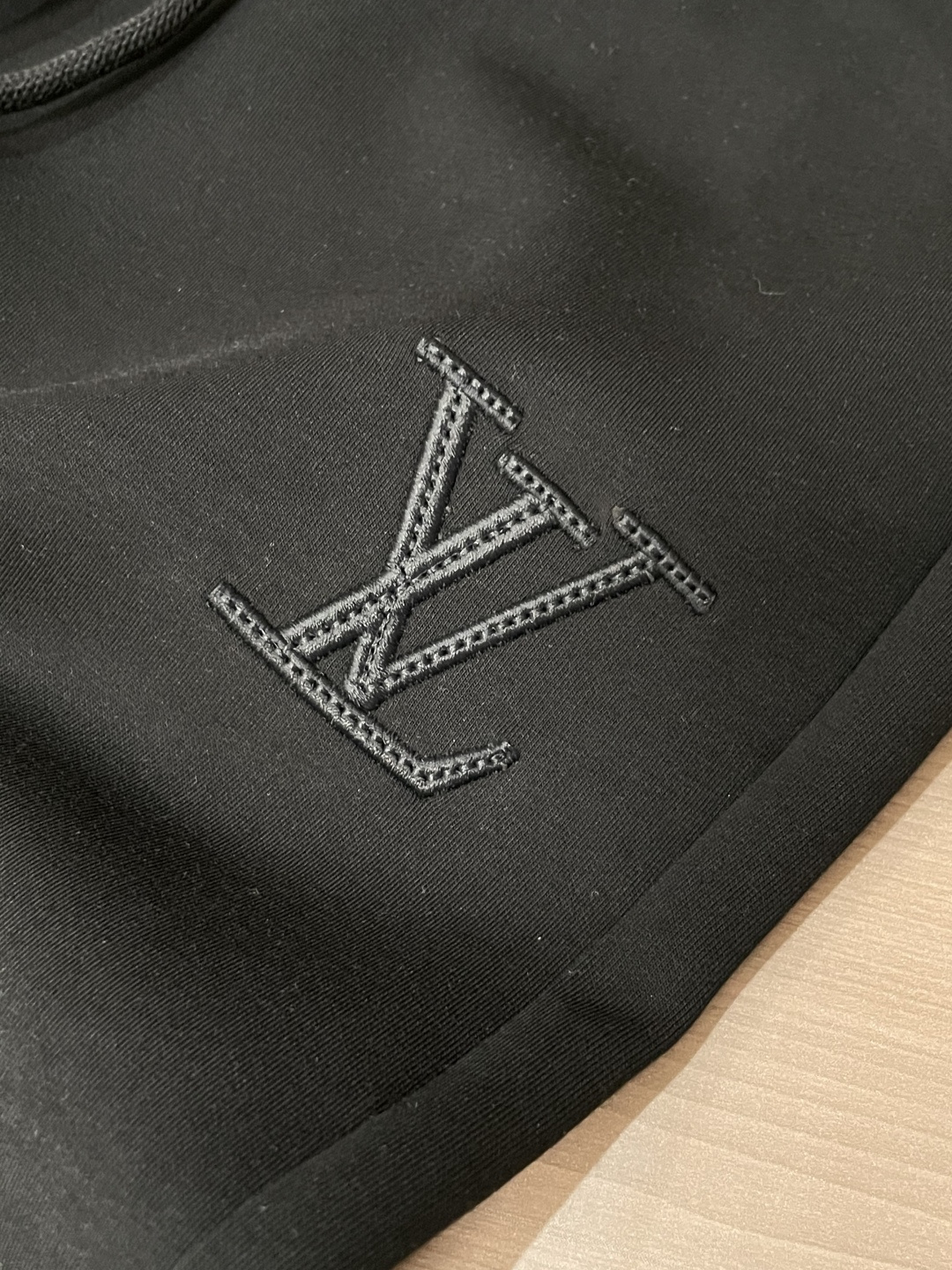 Lv 2026最新系列男士休闲裤！采用客供弹力柔棉材质，柔软细腻，手感绝佳！品牌格调一览无余！极简主义设