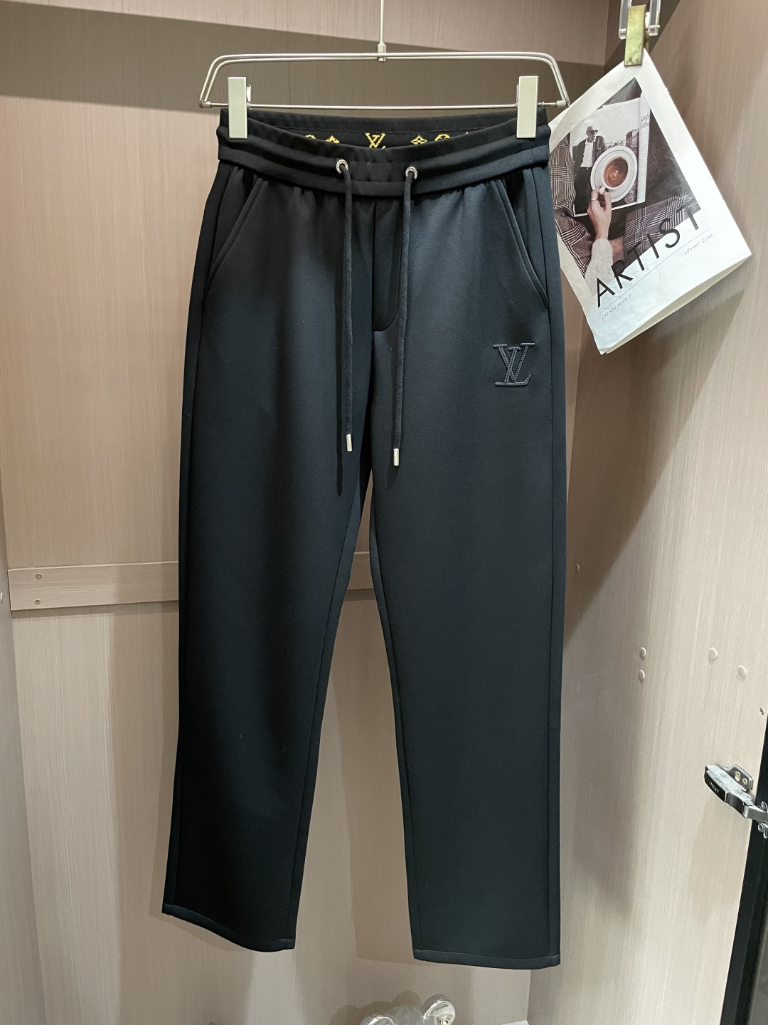Lv 2026最新系列男士休闲裤！采用客供弹力柔棉材质，柔软细腻，手感绝佳！品牌格调一览无余！极简主义设