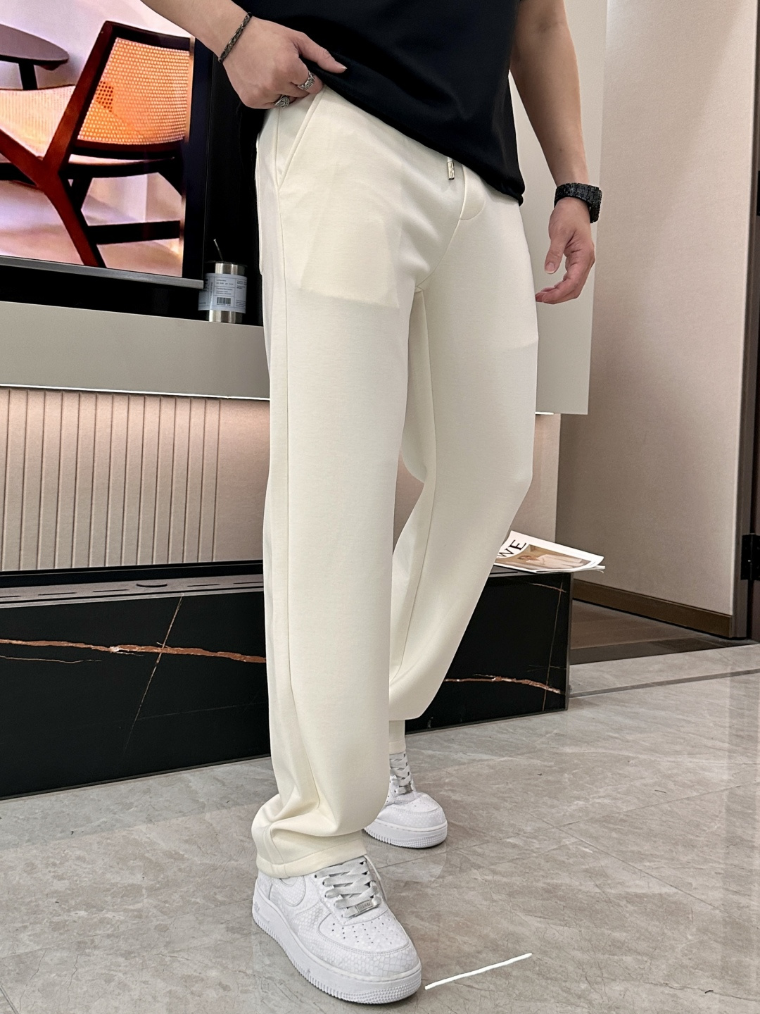 D奥 2026最新系列男士休闲裤！采用客供弹力柔棉材质，柔软细腻，手感绝佳！品牌格调一览无余！极简主义设