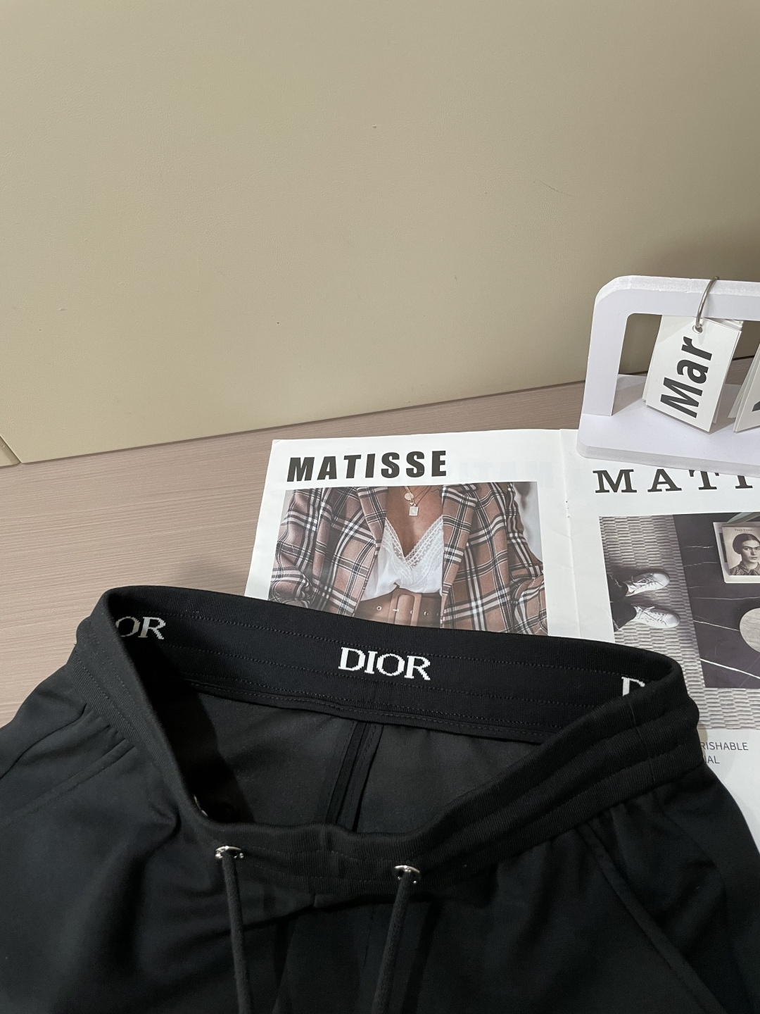 D奥 2026最新系列男士休闲裤！采用客供弹力柔棉材质，柔软细腻，手感绝佳！品牌格调一览无余！极简主义设