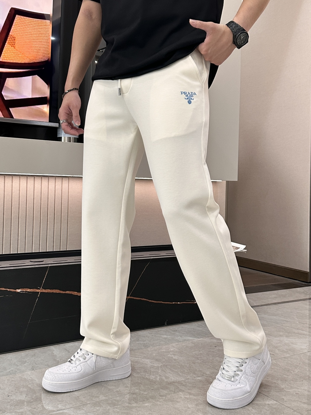Prad 2026最新系列男士休闲裤！采用客供弹力柔棉材质，柔软细腻，手感绝佳！品牌格调一览无余！极简主