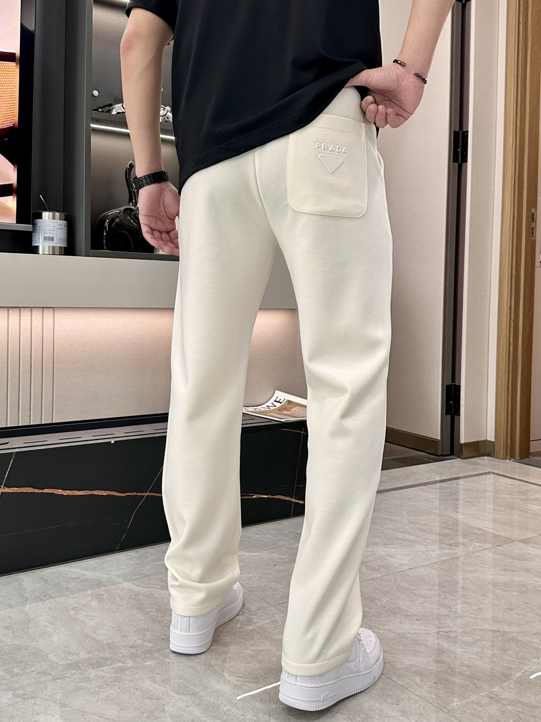 Prad 2026最新系列男士休闲裤！采用客供弹力柔棉材质，柔软细腻，手感绝佳！品牌格调一览无余！极简主
