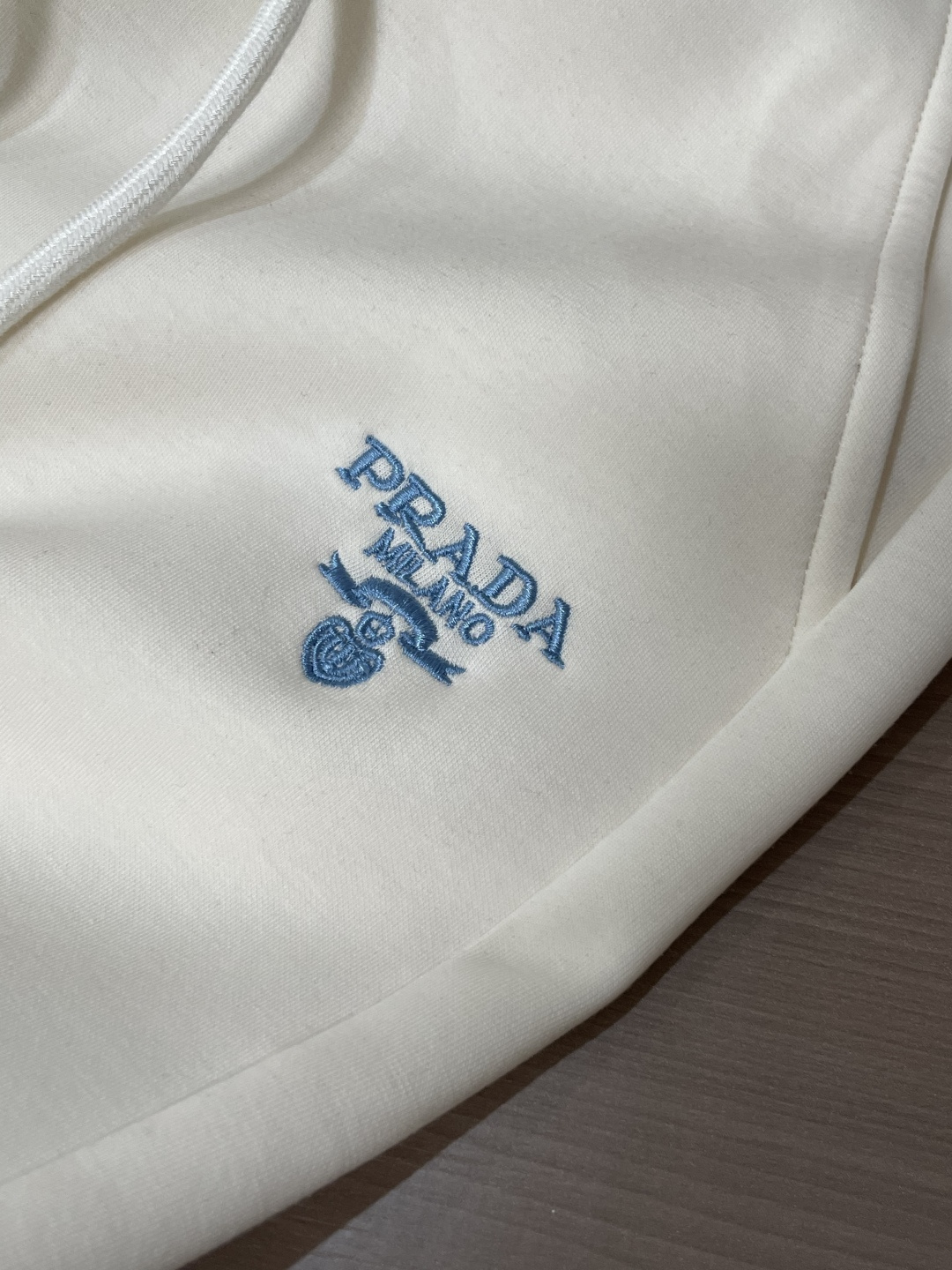 Prad 2026最新系列男士休闲裤！采用客供弹力柔棉材质，柔软细腻，手感绝佳！品牌格调一览无余！极简主